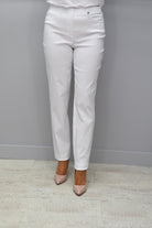 https://cdn.shopify.com/s/files/1/1183/1384/files/Robell_Full_Length_Bella_White_Trousers_-_51559_5499_10_ba7b3507-80bb-42cc-bb69-dc03e26d56d6.mp4?v=1596555570