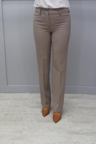 https://cdn.shopify.com/s/files/1/1183/1384/files/Robell_Sissi_Trousers_Taupe_166_-_51504_5405_c808df82-b492-47fd-be99-fdf32d6cfcf3.mp4?v=1599660161