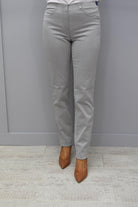 https://cdn.shopify.com/s/files/1/1183/1384/files/Robell_Bella_Full_Length_Jeans_Silver_Grey_-_51580_5448_91.mp4?v=1599659789