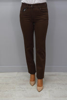 https://cdn.shopify.com/s/files/1/1183/1384/files/Zerres_Cora_Brown_Trousers_-_6521_504_27.mp4?v=1602674258