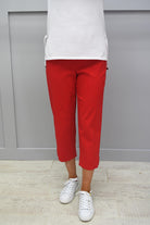 https://cdn.shopify.com/s/files/1/1183/1384/files/Robell_Marie_Red_Cropped_Trousers_-_51576_5499_40.mp4?v=1583844739