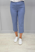 https://cdn.shopify.com/s/files/1/1183/1384/files/Robell_Marie_Cropped_Trousers_Light_Denim_Blue_-_51576_5499_62.mp4?v=1591804471