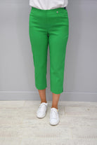 https://cdn.shopify.com/s/files/1/1183/1384/files/Robell_Marie_Green_Cropped_Trousers_-_51576_5499_820.mp4?v=1591804722