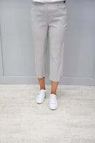 https://cdn.shopify.com/s/files/1/1183/1384/files/Robell_Marie_Cropped_Trousers_Sliver_Grey_-_51576_5499_92.mp4?v=1591804514