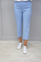 https://cdn.shopify.com/s/files/1/1183/1384/files/Robell_Marie_Maya_Blue_Cropped_Trousers_-_51576_5499_610_dff9104b-3b7f-471f-9147-618f67d6d631.mp4?v=1591785397