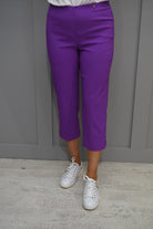 https://cdn.shopify.com/s/files/1/1183/1384/files/2719_Robell_Marie_Purple_Cropped_Trousers_-_51576_5499_51.mp4?v=1653746043