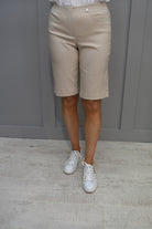 https://cdn.shopify.com/s/files/1/1183/1384/files/2777_Robell_Beige_Shorts_Bella_04_-_52665_5499_14.mp4?v=1654184796