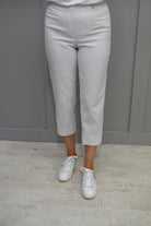 https://cdn.shopify.com/s/files/1/1183/1384/files/2778_Robell_Bella_09_Silver_Gray_White_Stripe_Trousers_-_52642_54370_920.mp4?v=1654184867